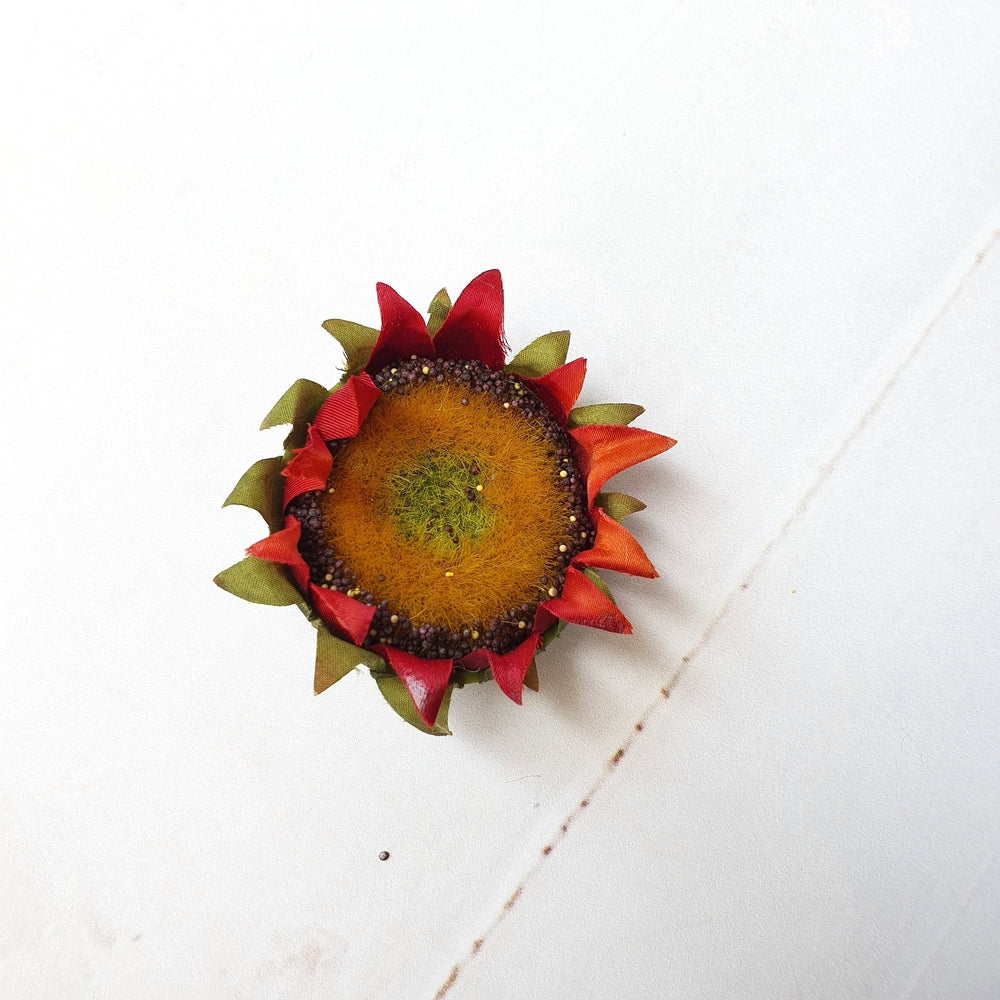 Lille solsikke-knop i rød - Hårpynt med blomster og perler til bryllup, konfirmation og fest