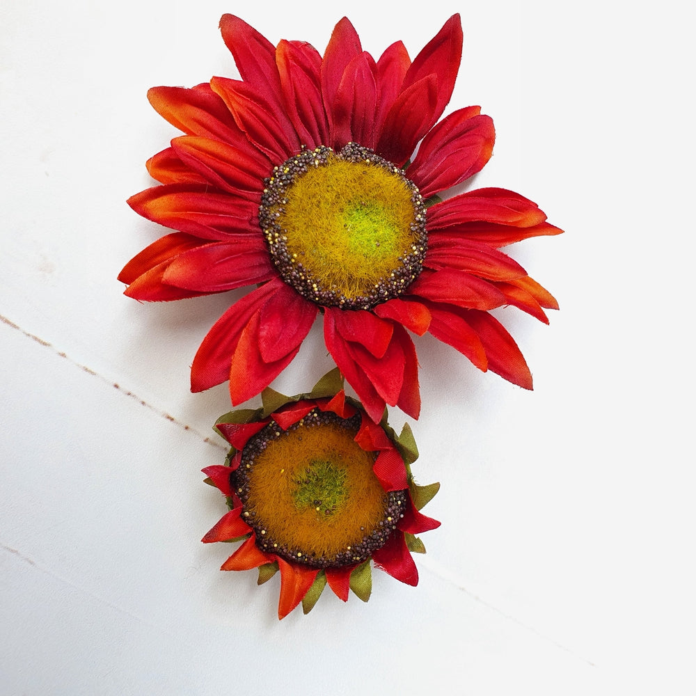 Lille solsikke-knop i rød - Hårpynt med blomster og perler til bryllup, konfirmation og fest