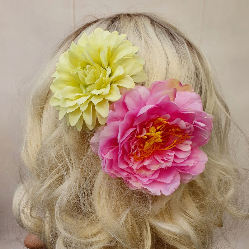 Lysegul dahlia - Hårpynt med blomster og perler til bryllup, konfirmation og fest