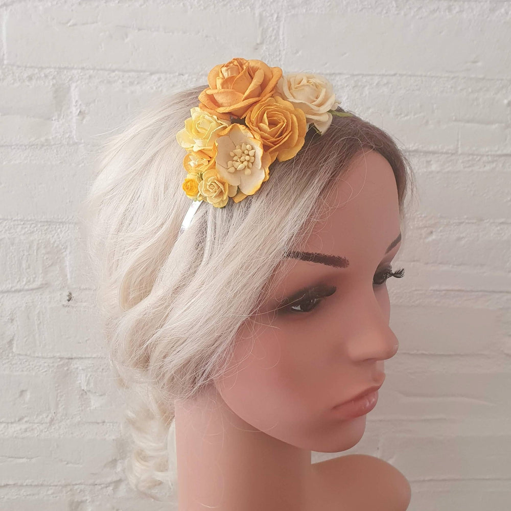 Fin hårbøjle med gule papirsblomster - Hårpynt med blomster og perler til bryllup, konfirmation og fest