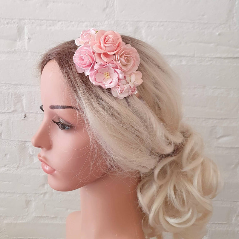 Lyserød hårbøjle med papirsblomster - Hårpynt med blomster og perler til bryllup, konfirmation og fest