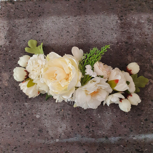 Smuk smuk hårkam med hvide blomster - Hårpynt med blomster og perler til bryllup, konfirmation og fest