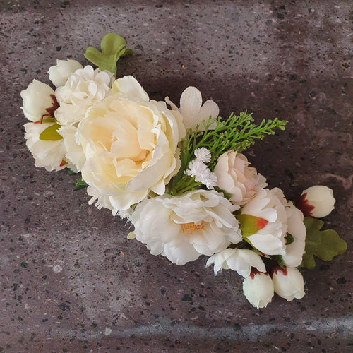 Smuk smuk hårkam med hvide blomster - Hårpynt med blomster og perler til bryllup, konfirmation og fest