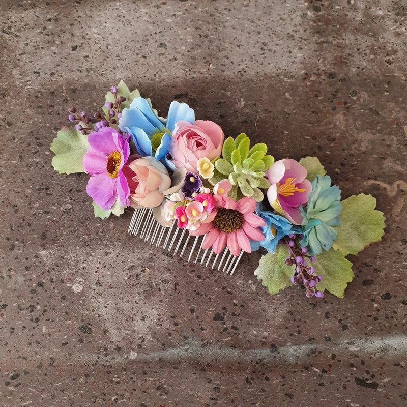 Overdådig hårkam med blomster i pastelfarver - Hårpynt med blomster og perler til bryllup, konfirmation og fest