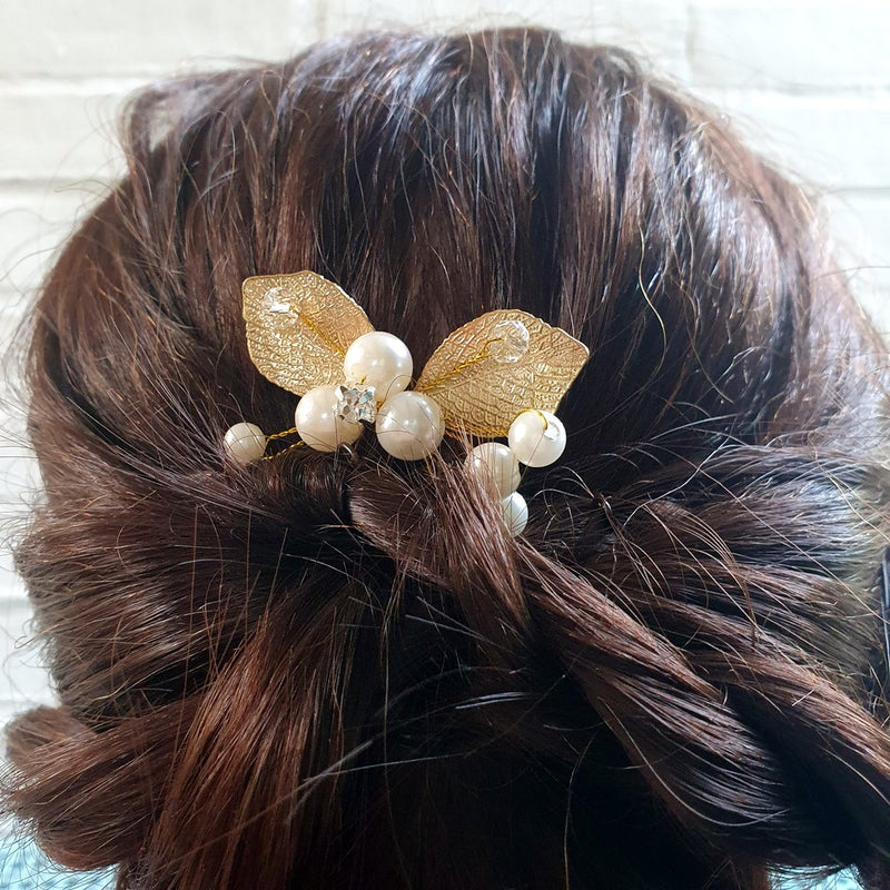 Fin hårnål med guldblade og hvide perler - Hårpynt med blomster og perler til bryllup, konfirmation og fest