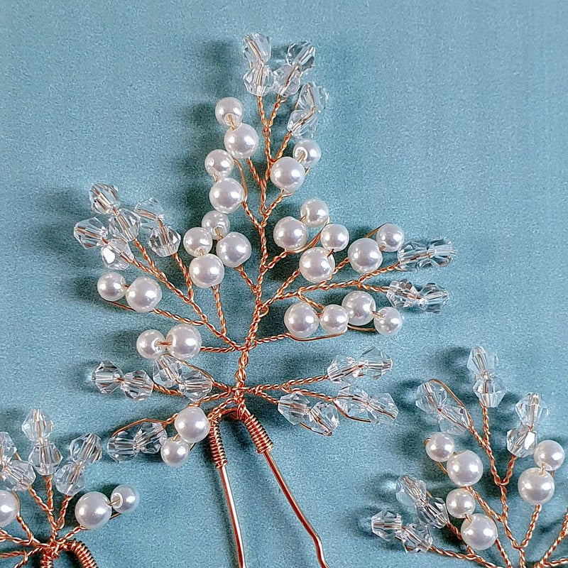 Sæt med tre smukke hårnåle - Hårpynt med blomster og perler til bryllup, konfirmation og fest