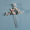 Sød stor hårnål i sølv og perler - Hårpynt med blomster og perler til bryllup, konfirmation og fest