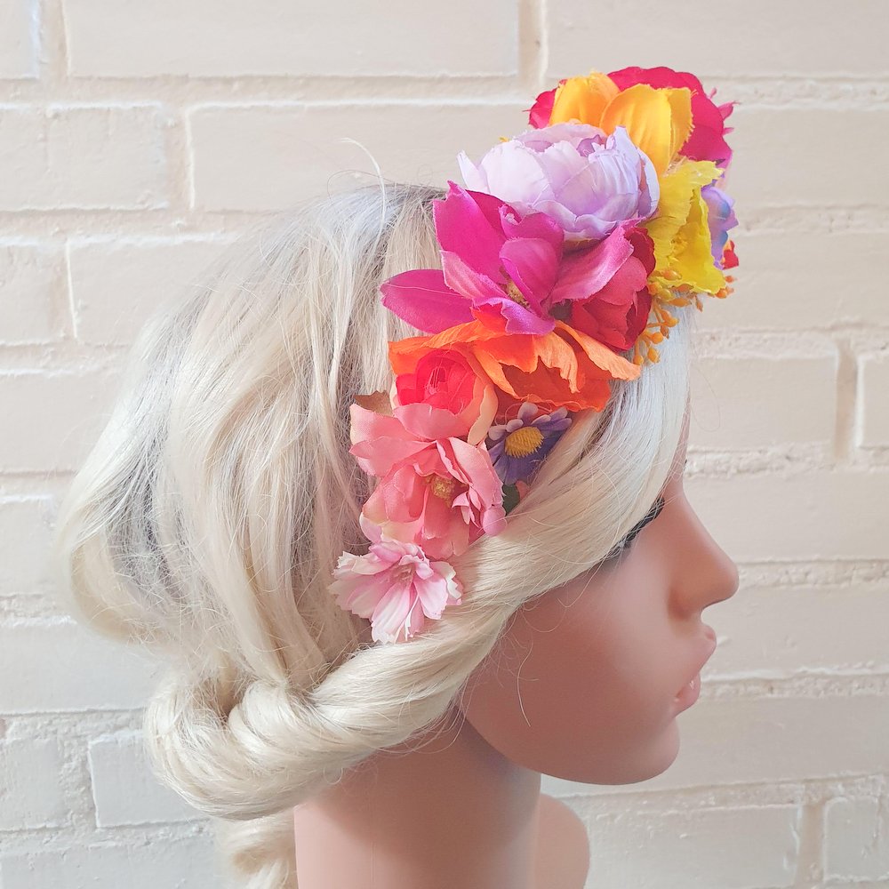Blomsterkrone i pangfarver - Hårpynt med blomster og perler til bryllup, konfirmation og fest