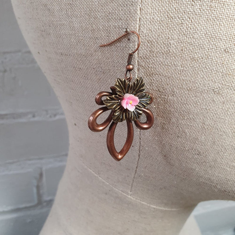 Fin kobber ørering med lyserød blomst - Hårpynt med blomster og perler til bryllup, konfirmation og fest