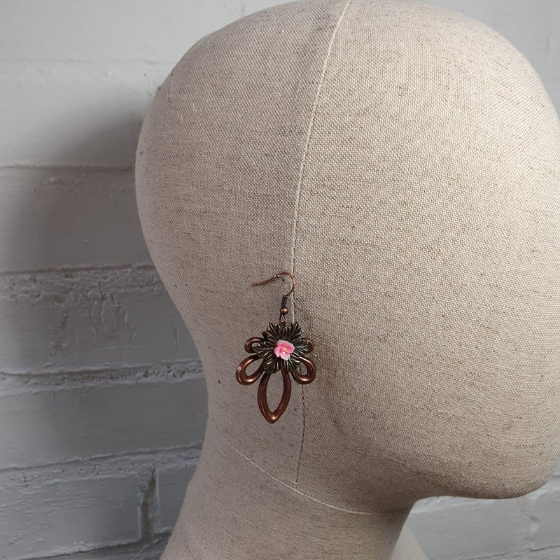 Fin kobber ørering med lyserød blomst - Hårpynt med blomster og perler til bryllup, konfirmation og fest