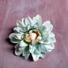 Den smukkeste mintgrønne dahlia - Hårpynt med blomster og perler til bryllup, konfirmation og fest