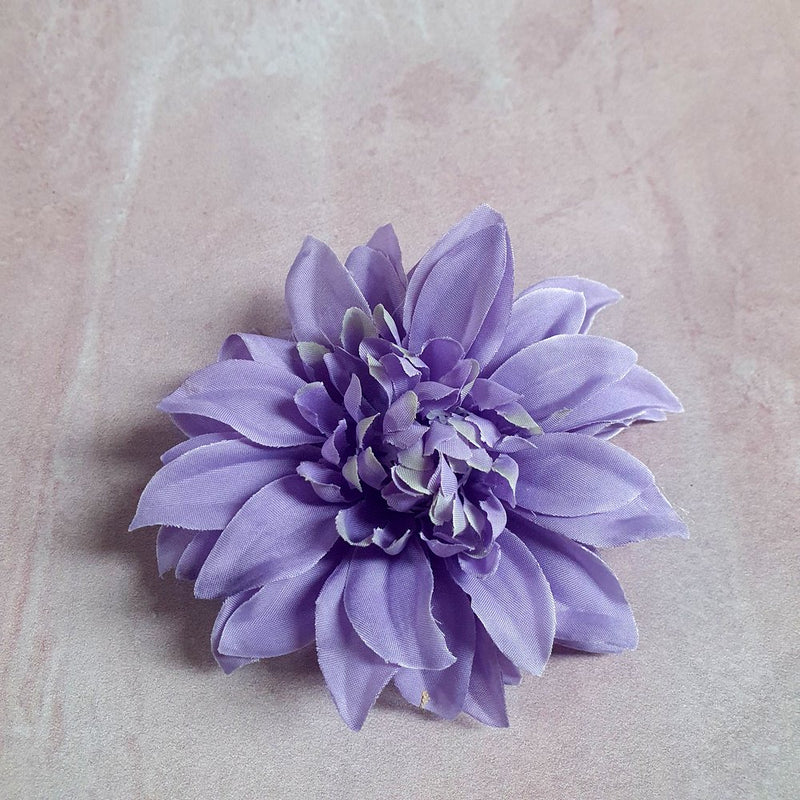 Dahlia i lavendel lilla - Hårpynt med blomster og perler til bryllup, konfirmation og fest