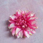 Smuk dahlia i pink og hvid - Hårpynt med blomster og perler til bryllup, konfirmation og fest