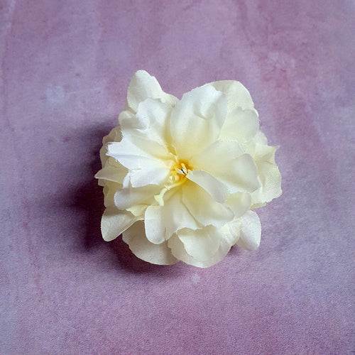 Lille hvid hårblomst - Hårpynt med blomster og perler til bryllup, konfirmation og fest