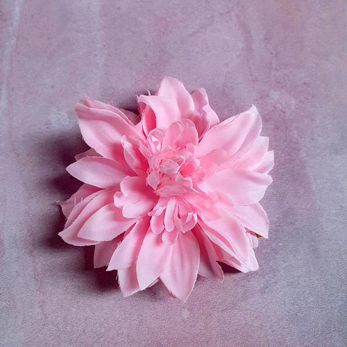 Dahlia i lyserød - Hårpynt med blomster og perler til bryllup, konfirmation og fest