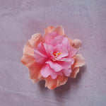 Lille blomst i fersken/pink - Hårpynt med blomster og perler til bryllup, konfirmation og fest