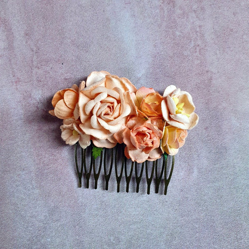 Sød ferskenfarvet hårkam - Hårpynt med blomster og perler til bryllup, konfirmation og fest