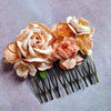 Sød ferskenfarvet hårkam - Hårpynt med blomster og perler til bryllup, konfirmation og fest