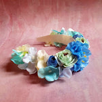 Lav din egen hårbøjle - Tyrkis, blå og hvid - Hårpynt med blomster og perler til bryllup, konfirmation og fest