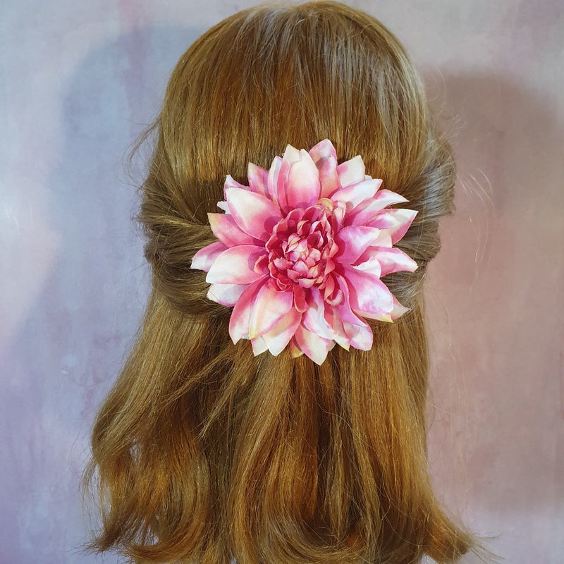 Smuk dahlia i pink og hvid - Hårpynt med blomster og perler til bryllup, konfirmation og fest