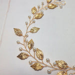 Lille hårkæde i guld med blade og perler - Hårpynt med blomster og perler til bryllup, konfirmation og fest