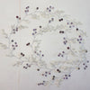 Lang hårkæde i lilla og hvid - Hårpynt med blomster og perler til bryllup, konfirmation og fest