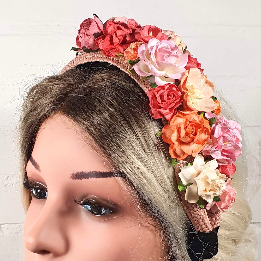 Asymmetrisk blomster-hårbøjle - Hårpynt med blomster og perler til bryllup, konfirmation og fest