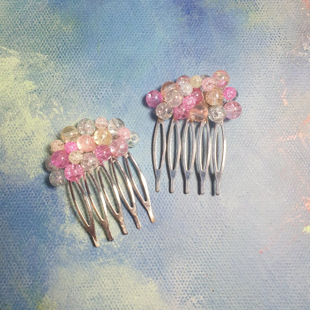 To pastelfarvede hårkamme - Hårpynt med blomster og perler til bryllup, konfirmation og fest