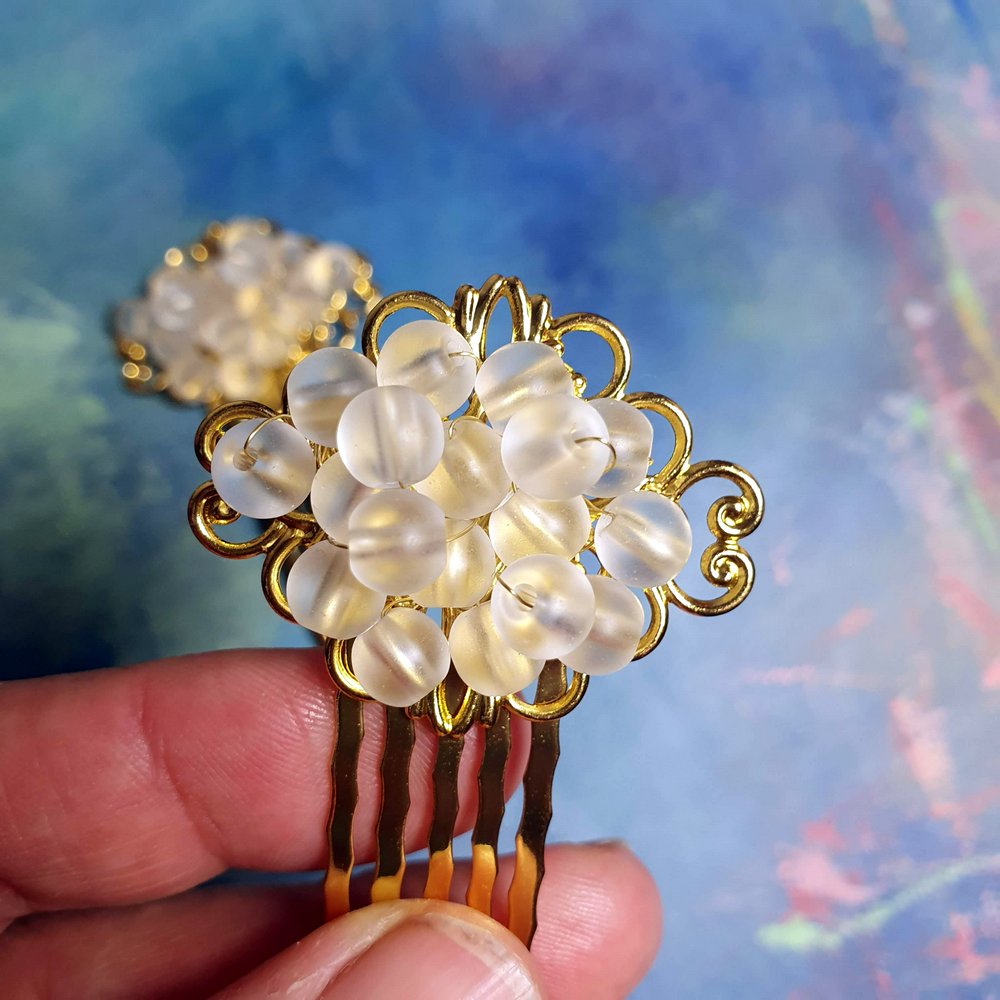 To små unika hårkamme - Hårpynt med blomster og perler til bryllup, konfirmation og fest