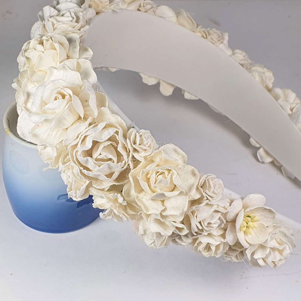 Hvid blomsterkrone - Hårpynt med blomster og perler til bryllup, konfirmation og fest