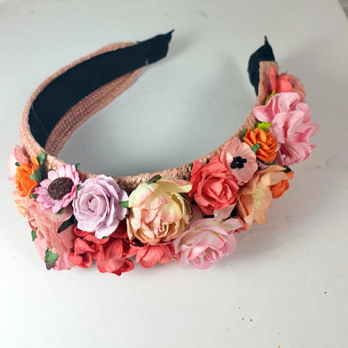 Asymmetrisk blomster-hårbøjle - Hårpynt med blomster og perler til bryllup, konfirmation og fest
