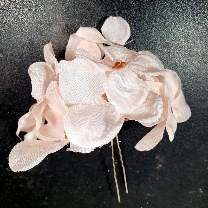 Hårnål med hortensia i blush - Hårpynt med blomster og perler til bryllup, konfirmation og fest