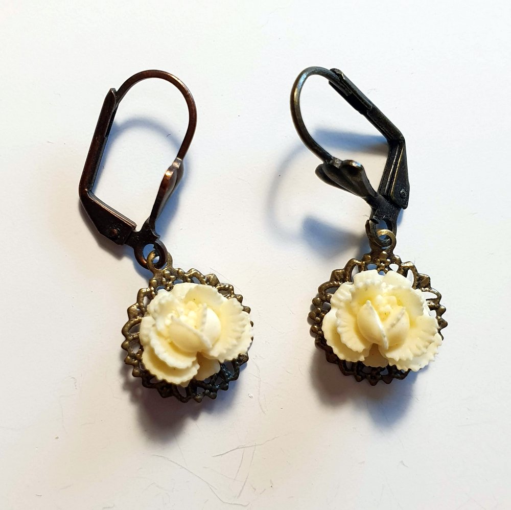 Små søde øreringe med hvid rosenknop - Hårpynt med blomster og perler til bryllup, konfirmation og fest