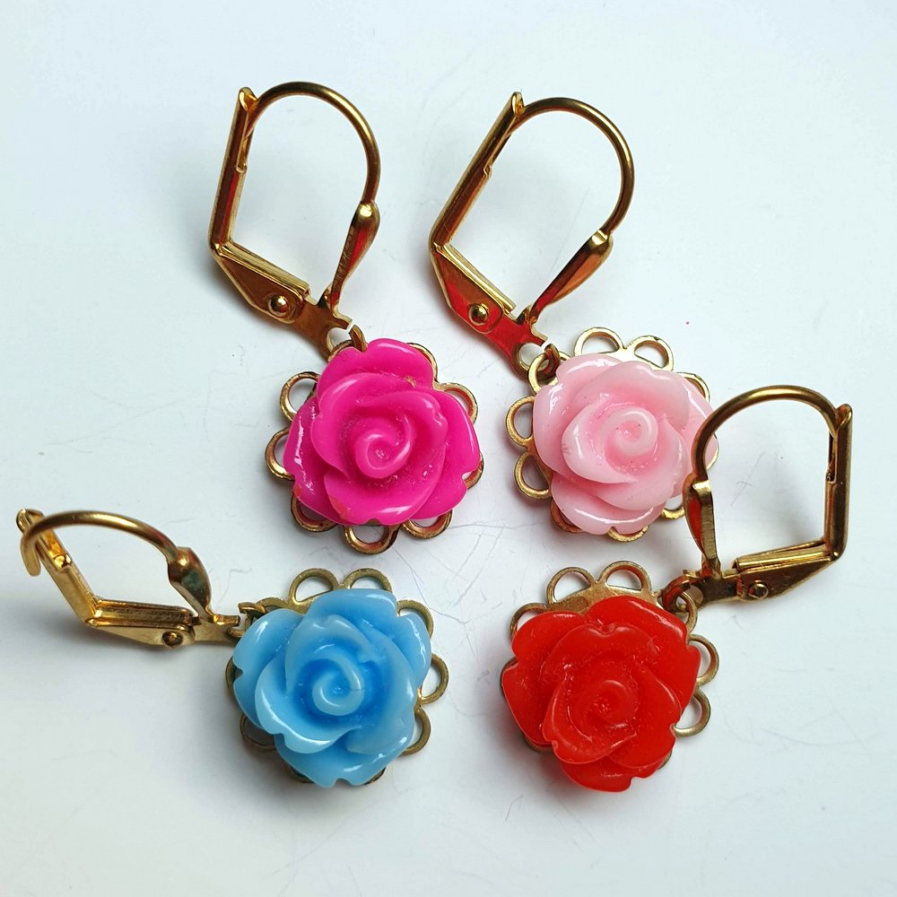 Fine øreringe med lyseblå roser - Hårpynt med blomster og perler til bryllup, konfirmation og fest