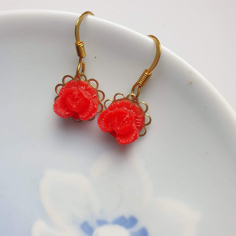 Små røde rosenknop-øreringe - Hårpynt med blomster og perler til bryllup, konfirmation og fest