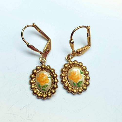 De fineste øreringe med vintage-cabochon. Vælg mellem flere slags - Hårpynt med blomster og perler til bryllup, konfirmation og fest