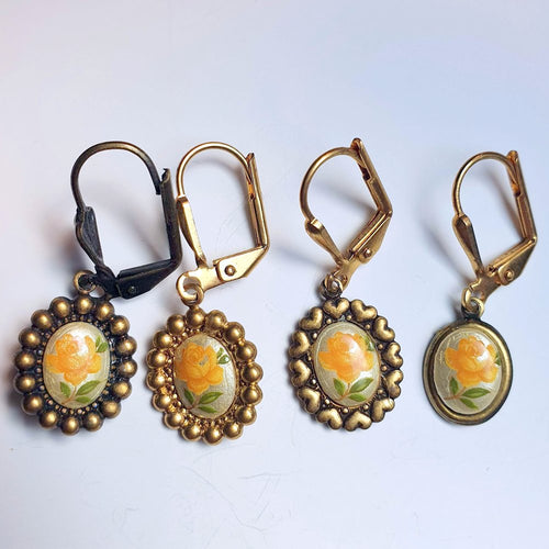 De fineste øreringe med vintage-cabochon. Vælg mellem flere slags - Hårpynt med blomster og perler til bryllup, konfirmation og fest