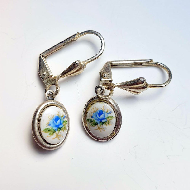 De sødeste små øreringe med lyseblå porcelæns-cabochon - Hårpynt med blomster og perler til bryllup, konfirmation og fest