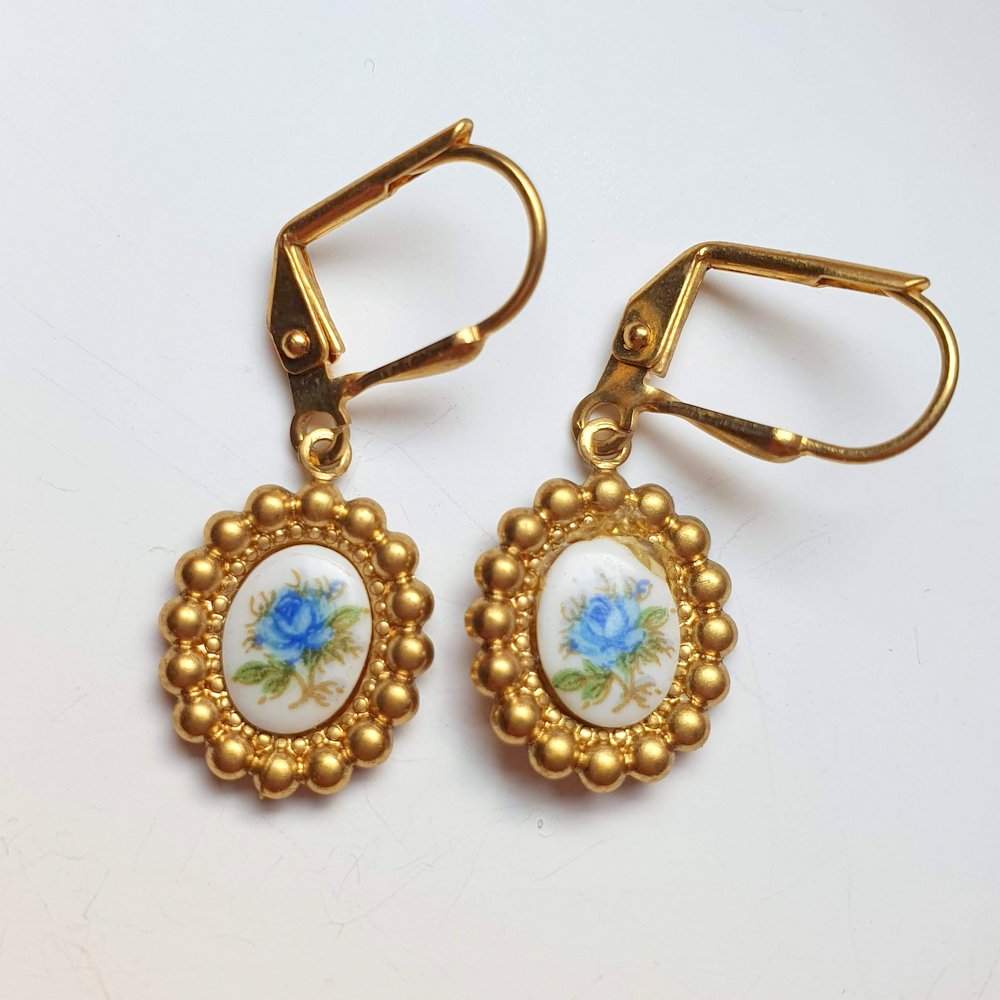 De sødeste små øreringe med lyseblå porcelæns-cabochon - Hårpynt med blomster og perler til bryllup, konfirmation og fest