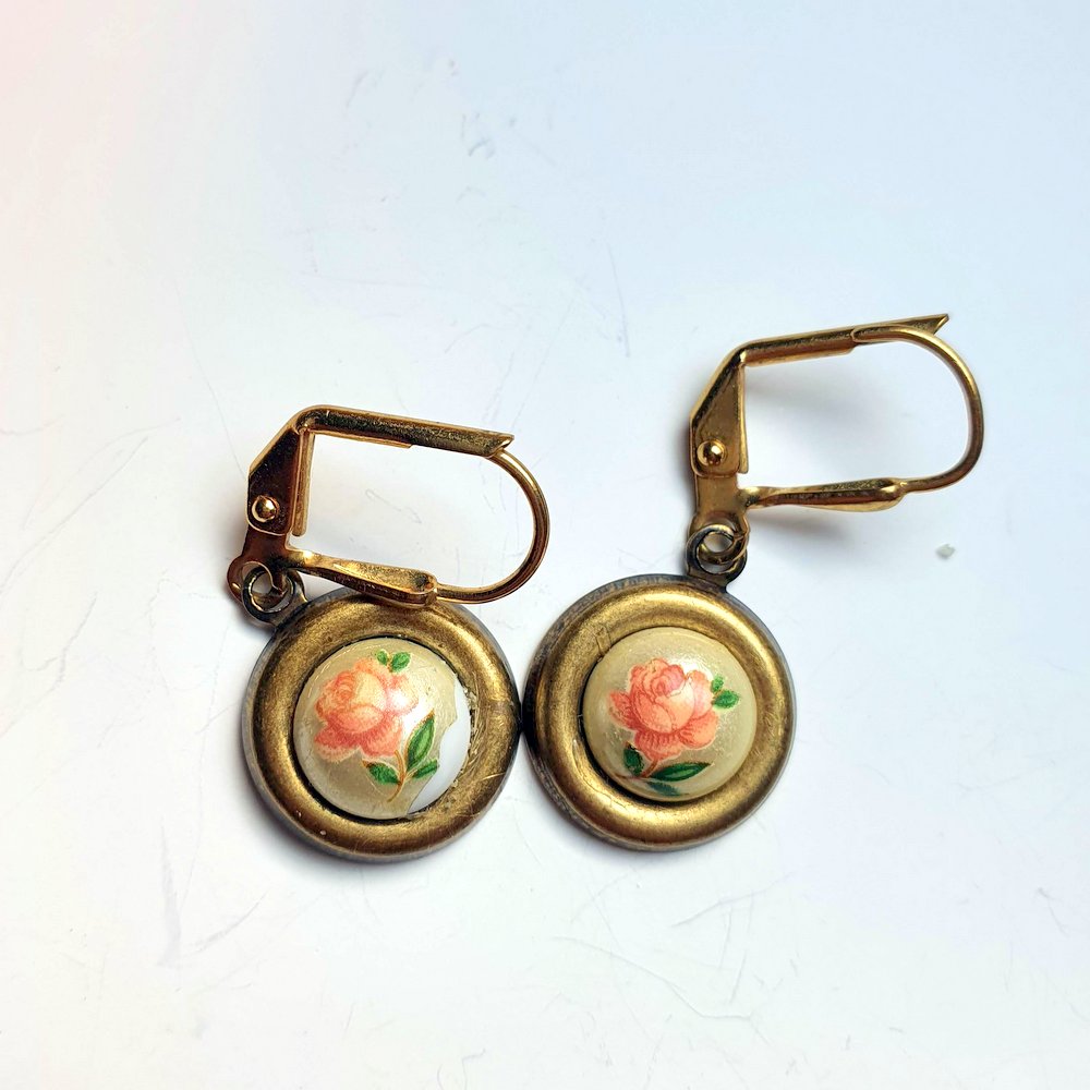 Romantiske vintage øreringe med lyserøde roser - Hårpynt med blomster og perler til bryllup, konfirmation og fest