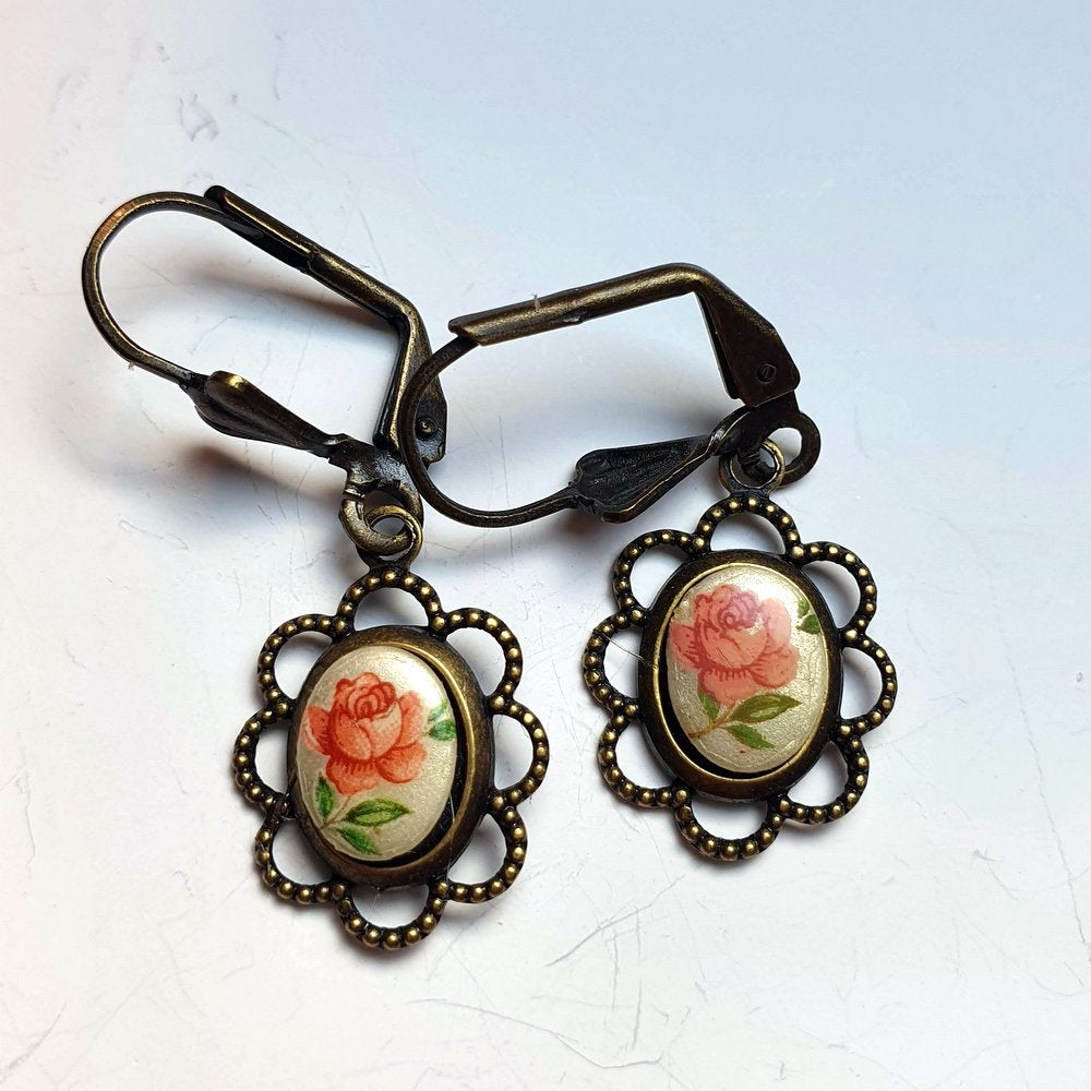Romantiske vintage øreringe med lyserøde roser - Hårpynt med blomster og perler til bryllup, konfirmation og fest
