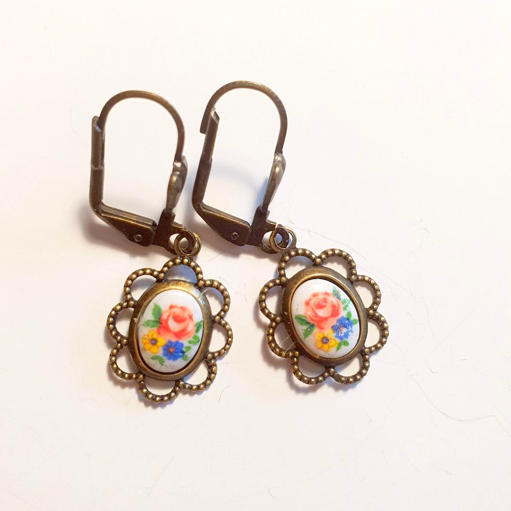 Søde små øreringe med fine porcelænsblomster - Hårpynt med blomster og perler til bryllup, konfirmation og fest