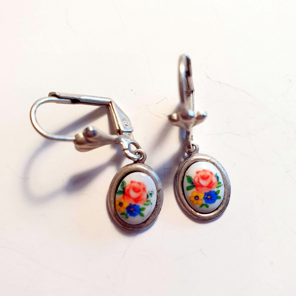 Søde små øreringe med fine porcelænsblomster - Hårpynt med blomster og perler til bryllup, konfirmation og fest