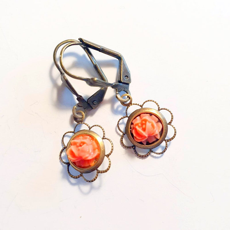 Øreringe med lillebitte koral rose - Hårpynt med blomster og perler til bryllup, konfirmation og fest
