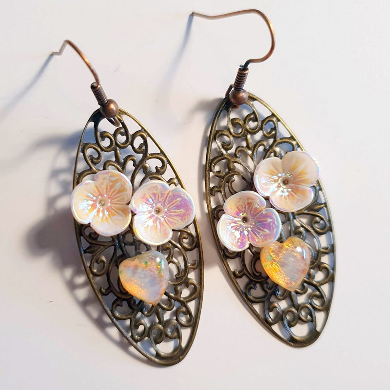 Fine øreringe med små blomster og hjerte - Hårpynt med blomster og perler til bryllup, konfirmation og fest