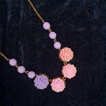 Fin halskæde i lilla nuancer - Hårpynt med blomster og perler til bryllup, konfirmation og fest