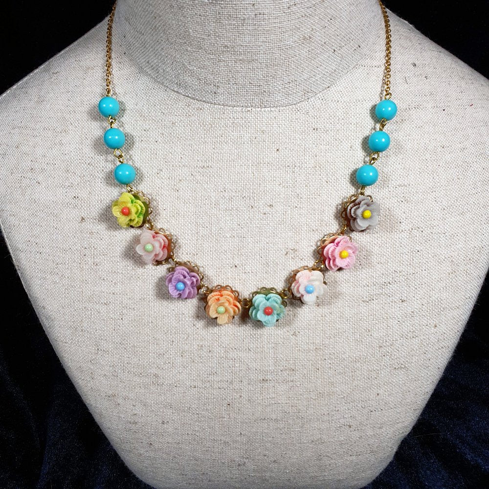 Fantastisk pastelfarvet halskæde - Hårpynt med blomster og perler til bryllup, konfirmation og fest