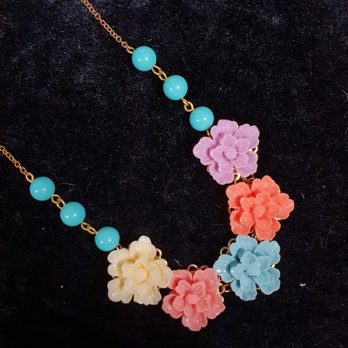 Skøn halskæde med ens blomster - Hårpynt med blomster og perler til bryllup, konfirmation og fest