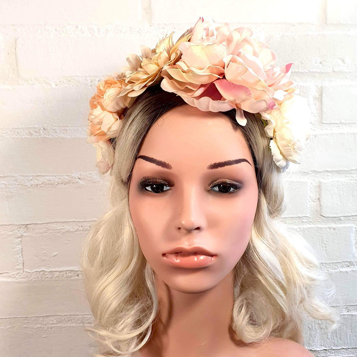 Blomsterkrone med de smukkeste blomster i blush og elfenben - Hårpynt med blomster og perler til bryllup, konfirmation og fest