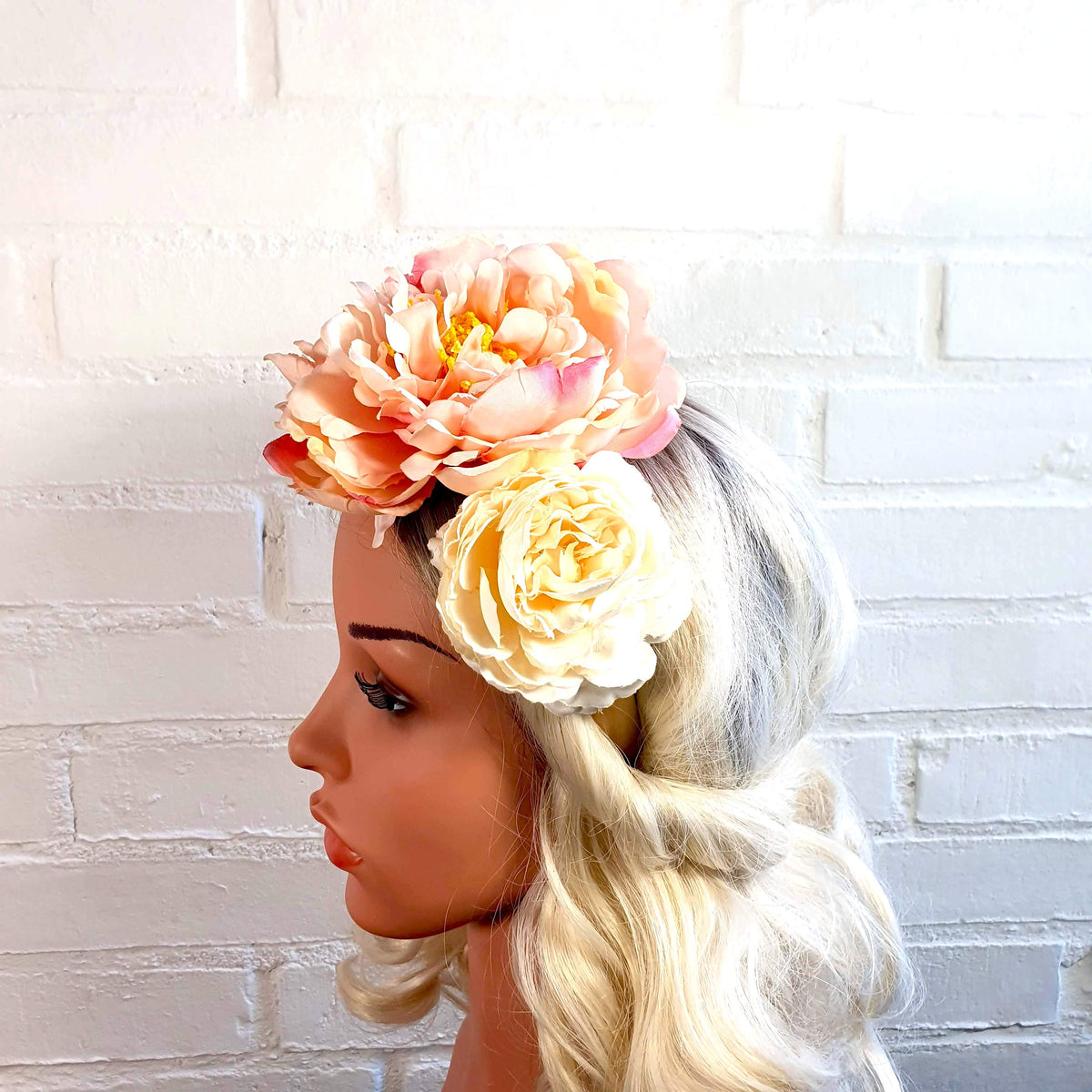 Blomsterkrone med de smukkeste blomster i blush og elfenben - Hårpynt med blomster og perler til bryllup, konfirmation og fest